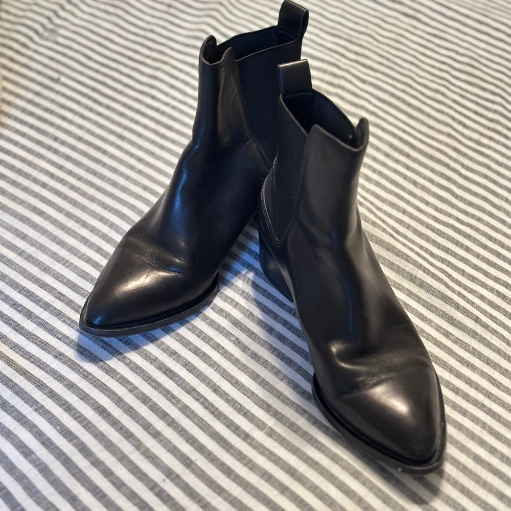 VINCE woman’s Black Leather Chelsea Boots